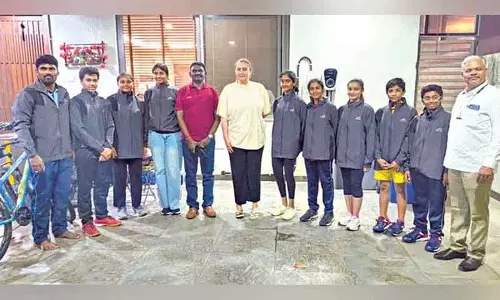 डबल्स शटलर Jwala Gutta ने तेलंगाना तलवारबाजी टीम के सदस्यों को किट वितरित की डबल्स शटलर Jwala Gutta ने तेलंगाना तलवारबाजी टीम के सदस्यों को किट वितरित की