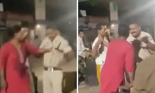 AP: नशे में धुत ट्रैफिक पुलिस ने की महिला से अभद्रता, लोगों ने जताया विरोध AP: नशे में धुत ट्रैफिक पुलिस ने की महिला से अभद्रता, लोगों ने जताया विरोध