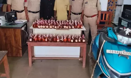 रायपुर में जुपीटर से शराब परिवहन, दो युवक गिरफ्तार रायपुर में जुपीटर से शराब परिवहन, दो युवक गिरफ्तार