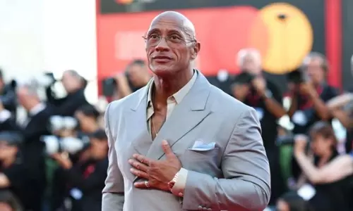 वेनिस फिल्म फेस्टिवल के प्रीमियर में The Rock ने आंसुओं के बाद तोड़ी चुप्पी