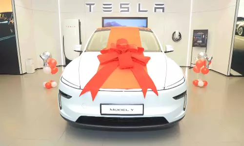 Tesla Car: टेस्ला ने भारत में डिलीवर की पहली कार, VIDEO