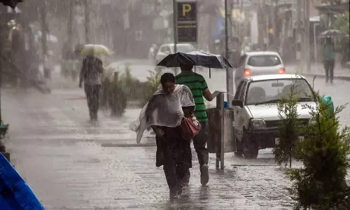 Srinagar: जम्मू-कश्मीर में बेमौसम बारिश, पढ़ाई पर असर