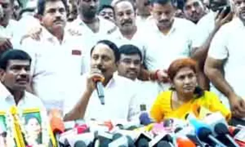 सेनगोट्टैयन ने AIADMK नेताओं को मतभेद सुलझाने को 10 दिन दिए, एकता का आह्वान सेनगोट्टैयन ने AIADMK नेताओं को मतभेद सुलझाने को 10 दिन दिए, एकता का आह्वान