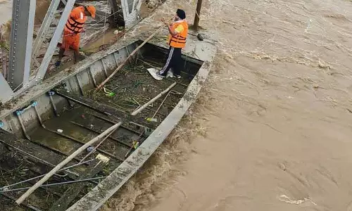 NDRF और गोताखोरों ने गिद्दड़पिंडी रेल पुल पर अवरोध दूर किया