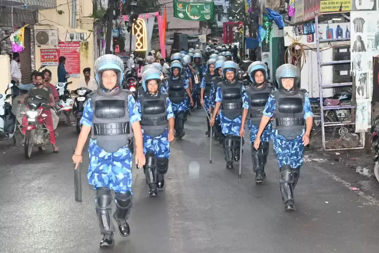 Jabalpur: पुलिस ने संवेदनशील इलाकों में फ्लैग मार्च कर सुरक्षा जताई