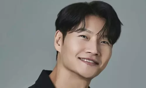 Kim Jong Kook ने सियोल में एक निजी समारोह में गैर-सेलिब्रिटी मंगेतर से शादी की Kim Jong Kook ने सियोल में एक निजी समारोह में गैर-सेलिब्रिटी मंगेतर से शादी की