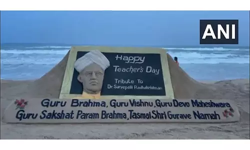 Teachers Day: सुदर्शन पटनायक ने रेत कला से डॉ. राधाकृष्णन को दी श्रद्धांजलि Teachers Day: सुदर्शन पटनायक ने रेत कला से डॉ. राधाकृष्णन को दी श्रद्धांजलि