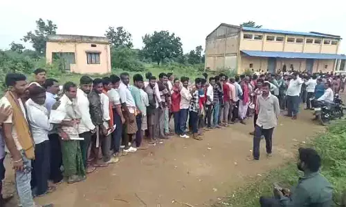 Odisha: खाद के लिए लंबी कतारें और बेचैन किसान, प्रशासन पर उठे सवाल