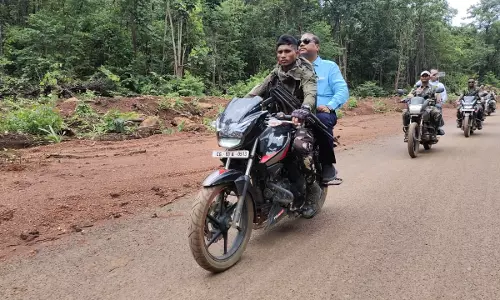 बाइक से कच्चापाल जलप्रपात पहुंचे मंत्री केदार कश्यप बाइक से कच्चापाल जलप्रपात पहुंचे मंत्री केदार कश्यप
