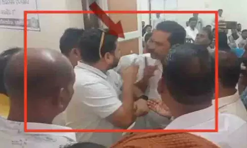 Koraput: कांग्रेस की बैठक में हाथापाई से गहरी गुटबाजी उजागर Koraput: कांग्रेस की बैठक में हाथापाई से गहरी गुटबाजी उजागर