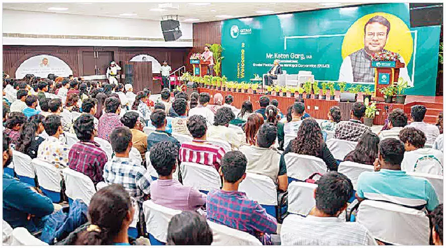 Andhra: छात्रों ने GVMC आयुक्त से ली प्रेरणा Andhra: छात्रों ने GVMC आयुक्त से ली प्रेरणा