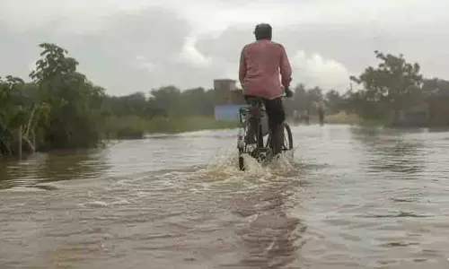 Odisha: भारी बारिश से नदियां उफान पर, बाढ़ का खतरा मंडरा रहा Odisha: भारी बारिश से नदियां उफान पर, बाढ़ का खतरा मंडरा रहा