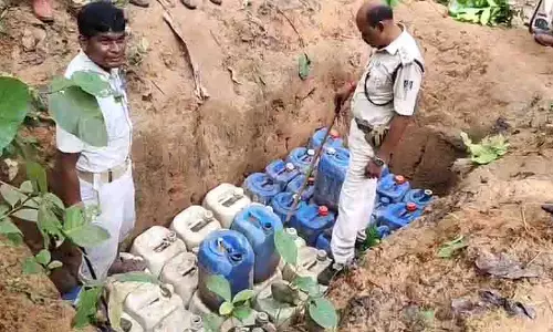 Odisha: कटक में जंगल से लगभग 2,000 लीटर अवैध देशी शराब जब्त की गई