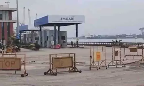 Odisha: पारादीप में जहाज से गिरे चीनी नाविकों में से एक की तलाश जारी Odisha: पारादीप में जहाज से गिरे चीनी नाविकों में से एक की तलाश जारी