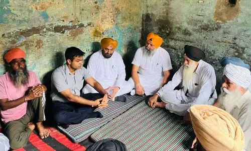 MLA और लुधियाना के डीसी ने बिजली का करंट लगने से मरने वाले भाइयों के परिजनों से मुलाकात की MLA और लुधियाना के डीसी ने बिजली का करंट लगने से मरने वाले भाइयों के परिजनों से मुलाकात की