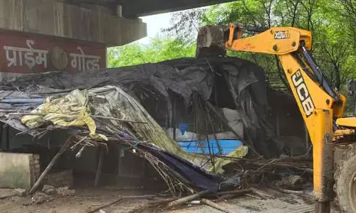 गांजा-शराब बिकने वाले अड्डे पर चला बुलडोजर गांजा-शराब बिकने वाले अड्डे पर चला बुलडोजर