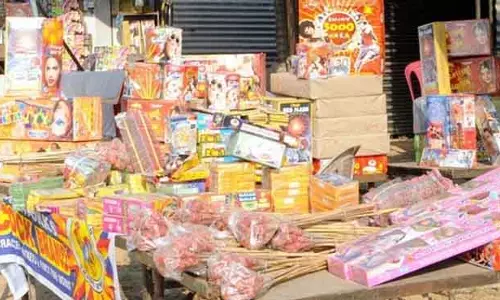 दिवाली पर Chandigarh में पटाखे बेचने के लिए 96 लाइसेंस के लिए 2,800 लोगों ने आवेदन किया दिवाली पर Chandigarh में पटाखे बेचने के लिए 96 लाइसेंस के लिए 2,800 लोगों ने आवेदन किया