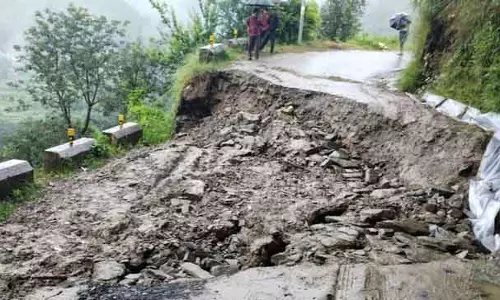 Kiratpur-Manali राजमार्ग अवरुद्ध, 2 हजार वाहन फंसे Kiratpur-Manali राजमार्ग अवरुद्ध, 2 हजार वाहन फंसे