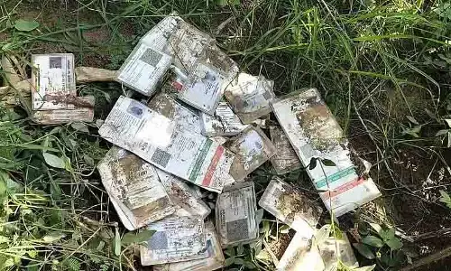 Jabalpur: खेत में मिले सैकड़ों आधार कार्ड, वोट चोरी के आरोपों से मचा हड़कंप
