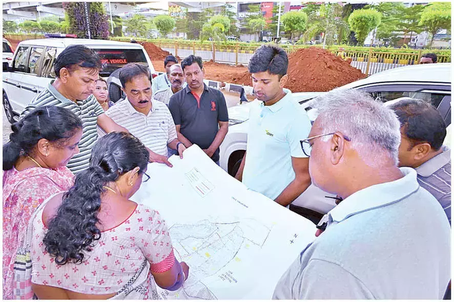 Andhra: नगर निगम प्रमुख ने जलभराव वाले क्षेत्रों का निरीक्षण किया