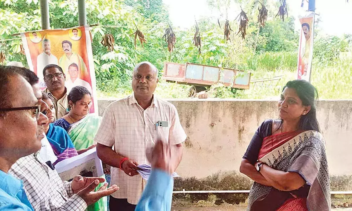 Andhra: किसानों को उर्वरकों के अत्यधिक उपयोग के प्रति आगाह किया गया Andhra: किसानों को उर्वरकों के अत्यधिक उपयोग के प्रति आगाह किया गया
