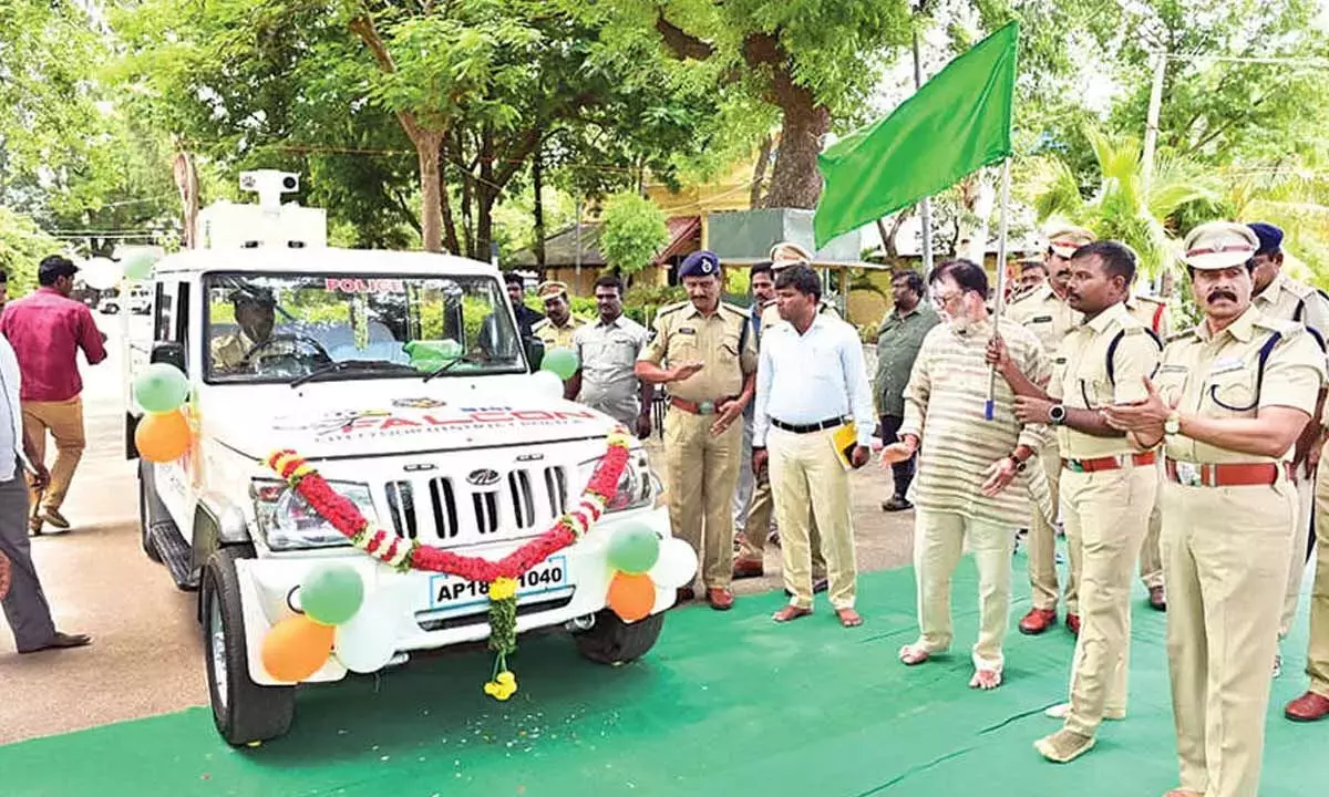 Andhra: चित्तूर पुलिस ने कानून और व्यवस्था को मजबूत करने के लिए ‘मिनी फाल्कन’ लॉन्च किया