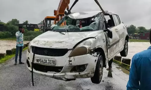 Rajgarh: कालीसिंध नदी में कार गिरने से हड़कंप, जांच शुरू