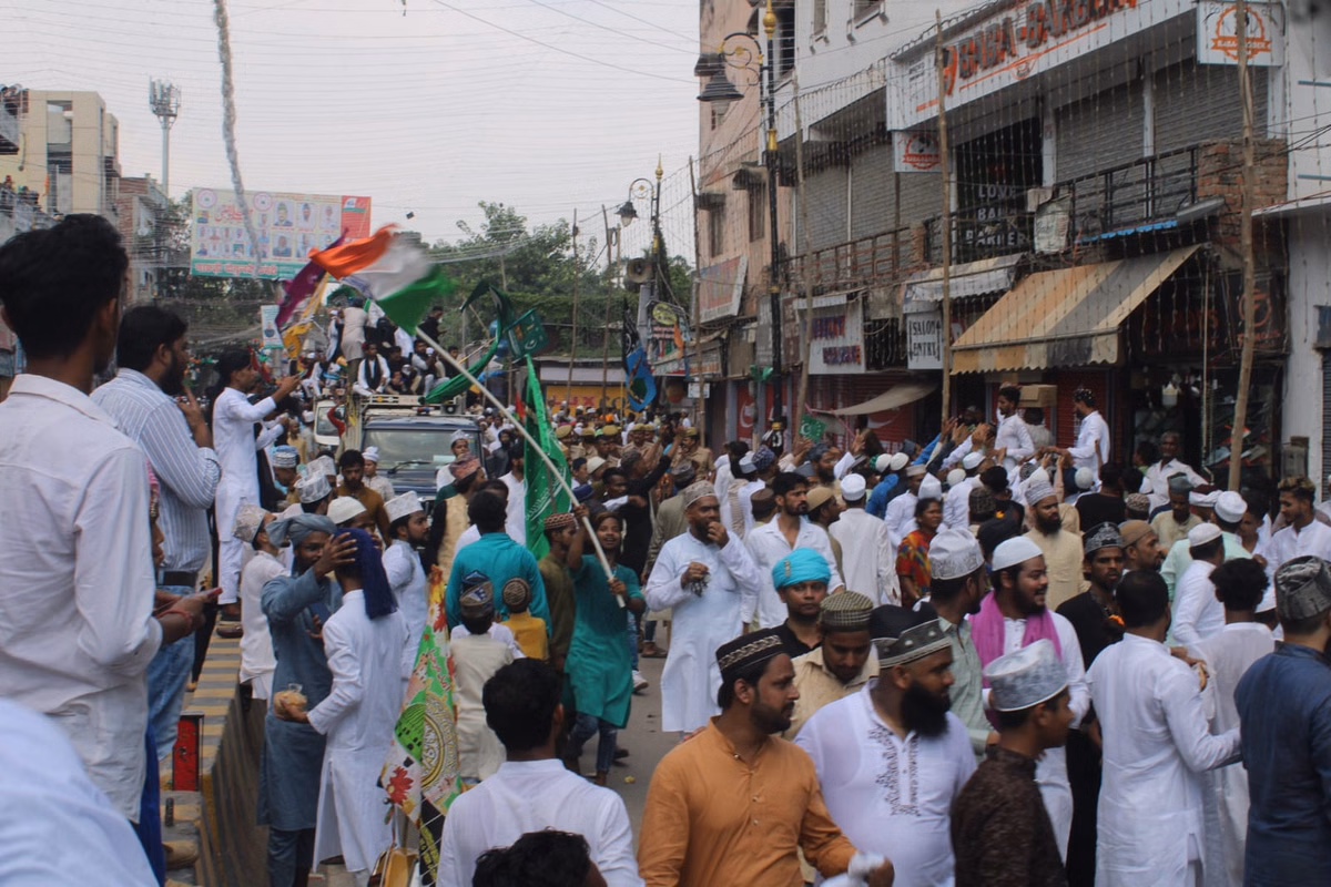 Varanasi: गलियों में निकला मदहे सहाबा का जुलूस Varanasi: गलियों में निकला मदहे सहाबा का जुलूस