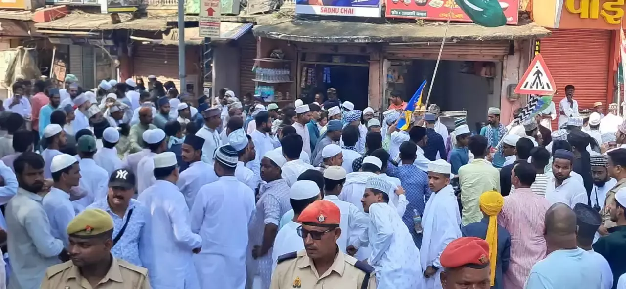 Varanasi: काशी में ईद मिलादुन्नबी पर जुलूस, पुलिस रही मुस्तैद Varanasi: काशी में ईद मिलादुन्नबी पर जुलूस, पुलिस रही मुस्तैद