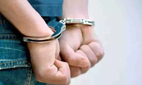 Delhi: जासूसी कैमरे से रिकॉर्ड की गई महिलाओं की वीडियो, पायलट गिरफ्तार