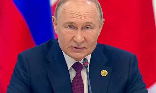विनाश के लिए वैध लक्ष्य: Putin ने यूक्रेन में सेना भेजने के खिलाफ पश्चिमी नेताओं को दी चेतावनी विनाश के लिए वैध लक्ष्य: Putin ने यूक्रेन में सेना भेजने के खिलाफ पश्चिमी नेताओं को दी चेतावनी