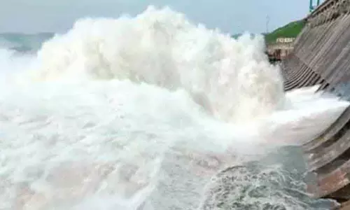 Hirakud Dam के अतिरिक्त पानी को निकालने के लिए चार और द्वार खोले गए Hirakud Dam के अतिरिक्त पानी को निकालने के लिए चार और द्वार खोले गए