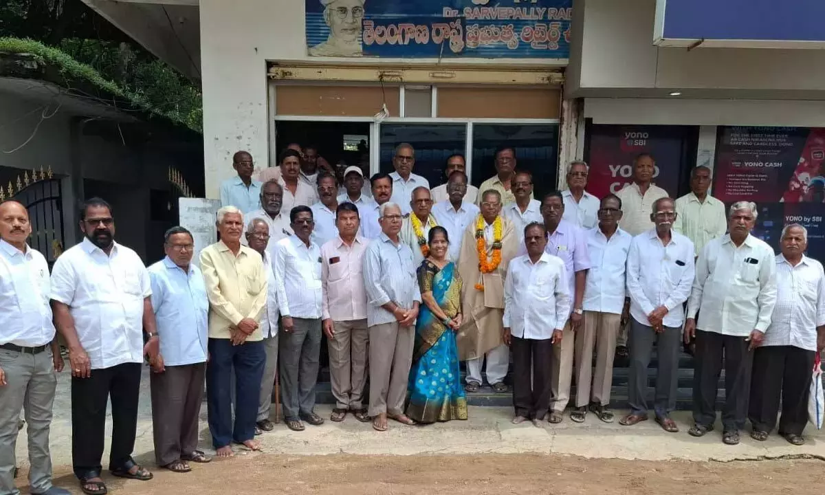 Andhra: सेवानिवृत्त कर्मचारियों के तत्वावधान में शिक्षक दिवस समारोह का भव्य आयोजन Andhra: सेवानिवृत्त कर्मचारियों के तत्वावधान में शिक्षक दिवस समारोह का भव्य आयोजन