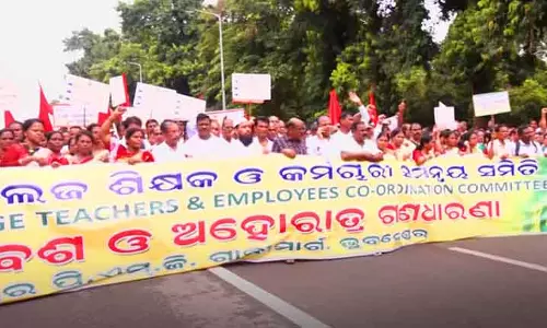 Odisha में शिक्षक दिवस पर गैर-सरकारी शिक्षकों ने राज्यव्यापी आंदोलन किया Odisha में शिक्षक दिवस पर गैर-सरकारी शिक्षकों ने राज्यव्यापी आंदोलन किया