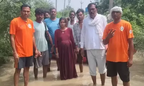 Faridabad: गर्भवती महिला बाढ़ में फंसी, रेस्क्यू ऑपरेशन सफल Faridabad: गर्भवती महिला बाढ़ में फंसी, रेस्क्यू ऑपरेशन सफल
