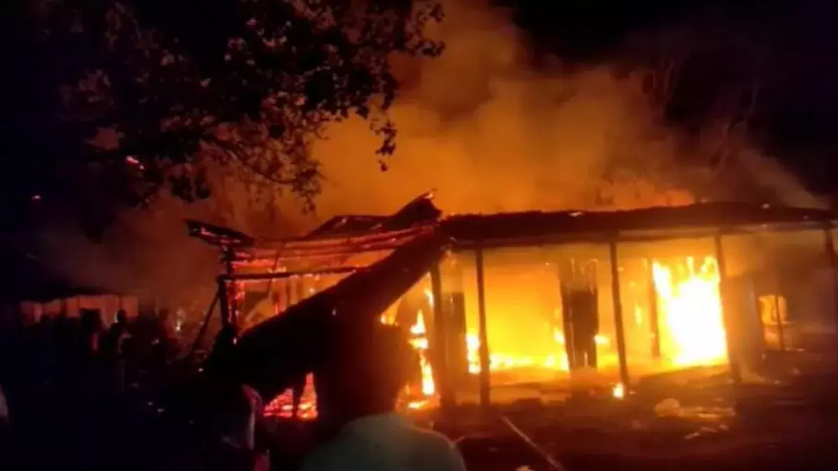 Sopore: इलाके में आग लगने की घटना, अफरा-तफरी मची Sopore: इलाके में आग लगने की घटना, अफरा-तफरी मची