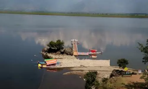 Srinagar: वुलर झील में जलस्तर बढ़ने के कारण 11 परिवारों का स्थानांतरण Srinagar: वुलर झील में जलस्तर बढ़ने के कारण 11 परिवारों का स्थानांतरण