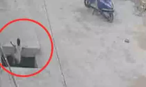 Assam: बच्चे की मौत के बाद निर्माण कंपनी पर कार्रवाई, अधिकारी गिरफ्तार Assam: बच्चे की मौत के बाद निर्माण कंपनी पर कार्रवाई, अधिकारी गिरफ्तार