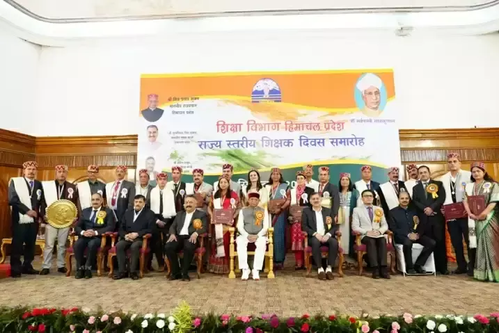 Shimla: राज्यपाल ने 19 शिक्षकों का सम्मान किया Shimla: राज्यपाल ने 19 शिक्षकों का सम्मान किया