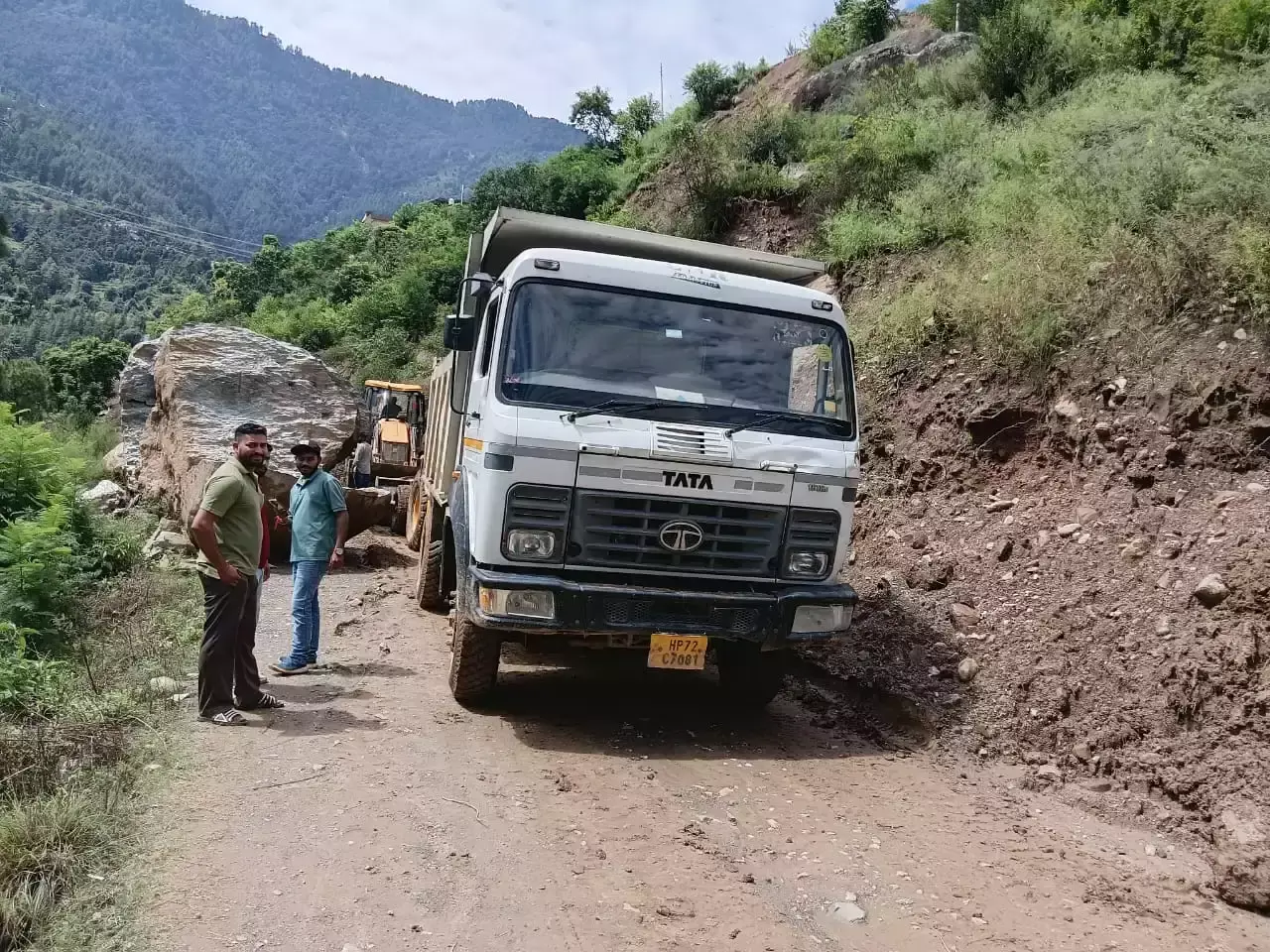 Mandi: सेब क्षेत्रों में फोरलेन मार्ग बहाल, सड़क सुधार जारी