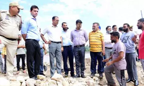 डिव कॉम ने Jammu city के बाढ़ प्रभावित इलाकों का दौरा किया डिव कॉम ने Jammu city के बाढ़ प्रभावित इलाकों का दौरा किया