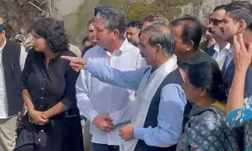 Kullu: कुल्लू दौरे पर मुख्यमंत्री सुक्खू ने प्रभावित परिवारों से मुलाकात की