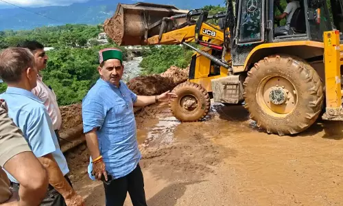 Dharamshala: विधायक पठानिया ने भूस्खलन प्रभावित कांगड़ा एयरपोर्ट का किया निरीक्षण