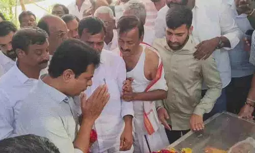 वंतेरु वज्रम्मा के निधन पर KCR-KTR ने श्रद्धांजलि अर्पित की