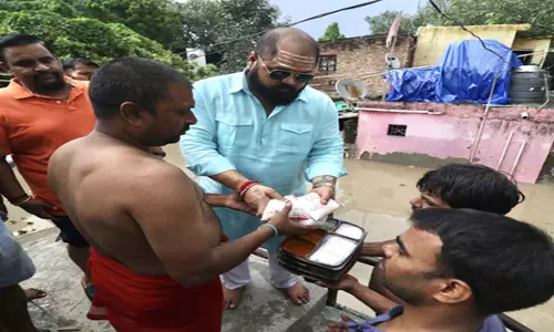 चैंपियन महंत गौरव शर्मा ने यमुना बाढ़ पीड़ितों की मदद की