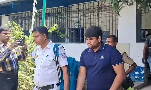 गुलाब से गोलप तक, Bangkok जाने की योजना कोलकाता में एक युवक की गिरफ्तारी के साथ खत्म हुई
