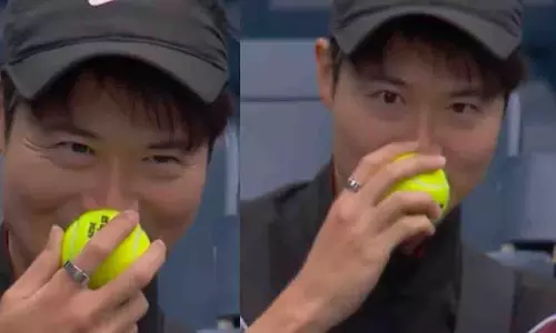 US Open 2025 मैच के दौरान टेनिस बॉल सूंघते हुए प्रशंसक कैमरे में कैद US Open 2025 मैच के दौरान टेनिस बॉल सूंघते हुए प्रशंसक कैमरे में कैद