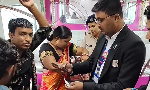 बाहरी राज्य के टिकट के साथ एसी लोकल ट्रेन में चढ़ने पर यात्री पर जुर्माना
