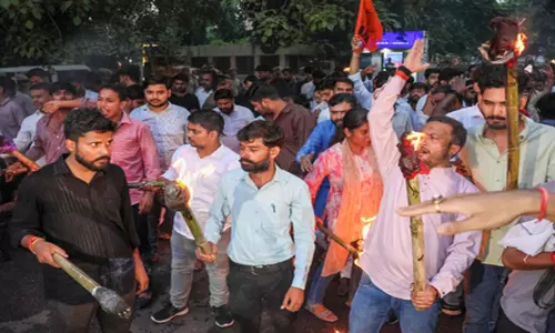 लाठीचार्ज के विरोध में ABVP का प्रदर्शन, उचित कार्रवाई की मांग