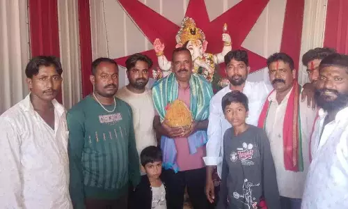 नीलामी में गणेश लड्डू जीतने वाले मुस्लिम भाई नीलामी में गणेश लड्डू जीतने वाले मुस्लिम भाई